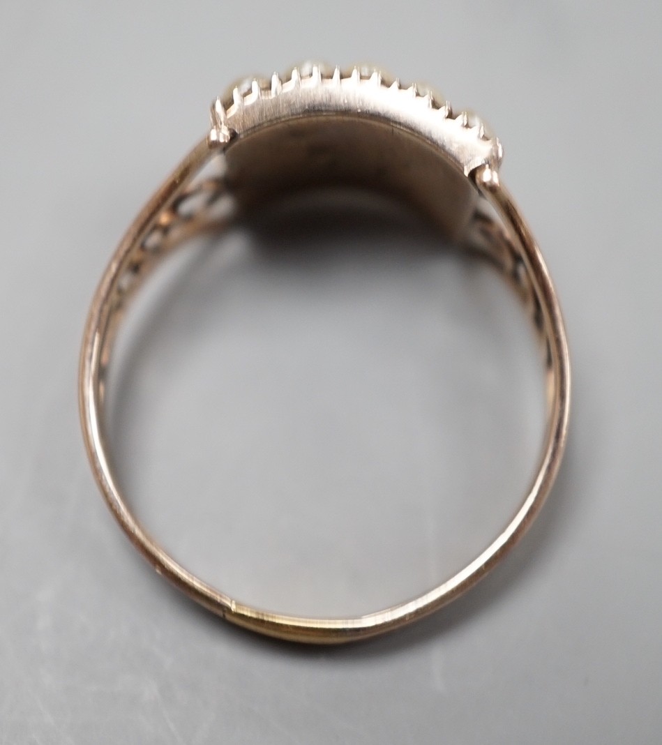 A 19th century yellow metal, split pearl and plaited hair set mourning ring, with engraved monogram beneath the ring head, size T, gross weight 2.9 grams.
